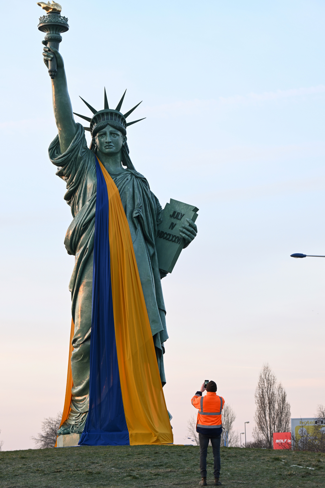 Photo shows Ukrainian flag on French Statue of Liberty replica Fact Check